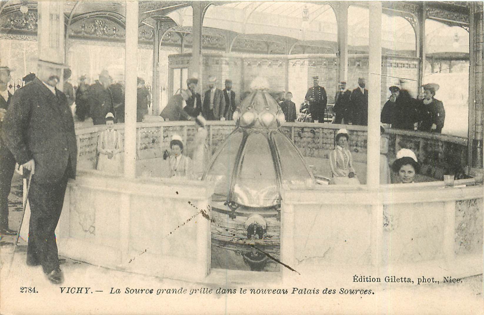 Vichy — La Source grande grille dans le nouveau Palais des Sources — Édition Giletta, phot., Nice.
