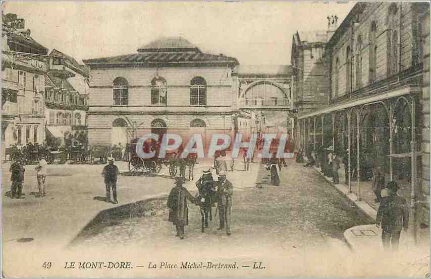 CPA Le mont Dore la place Michel Bertrand 