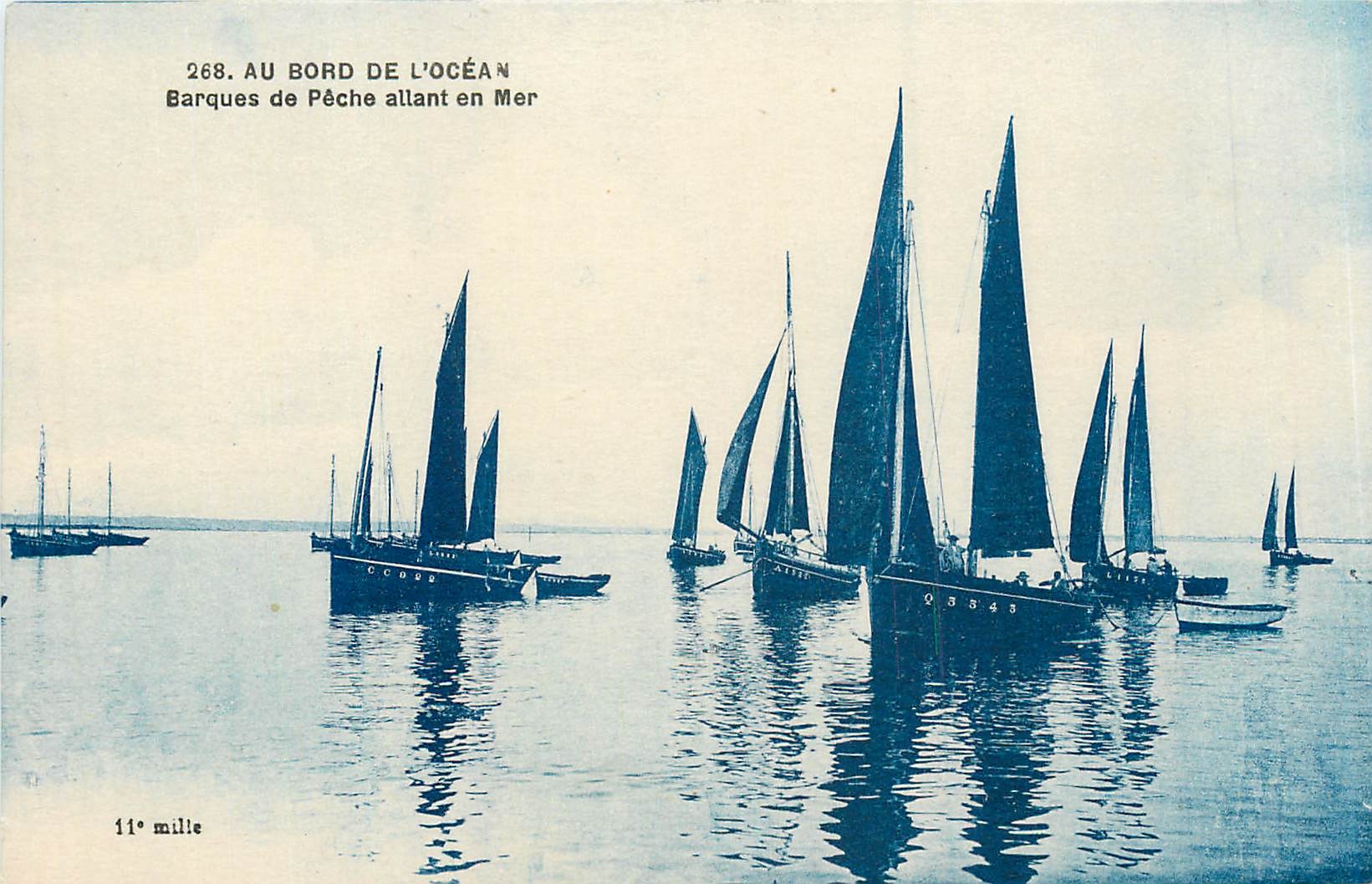 CPA Au bord de l'Ocean barques de peche allant en mer Bateaux