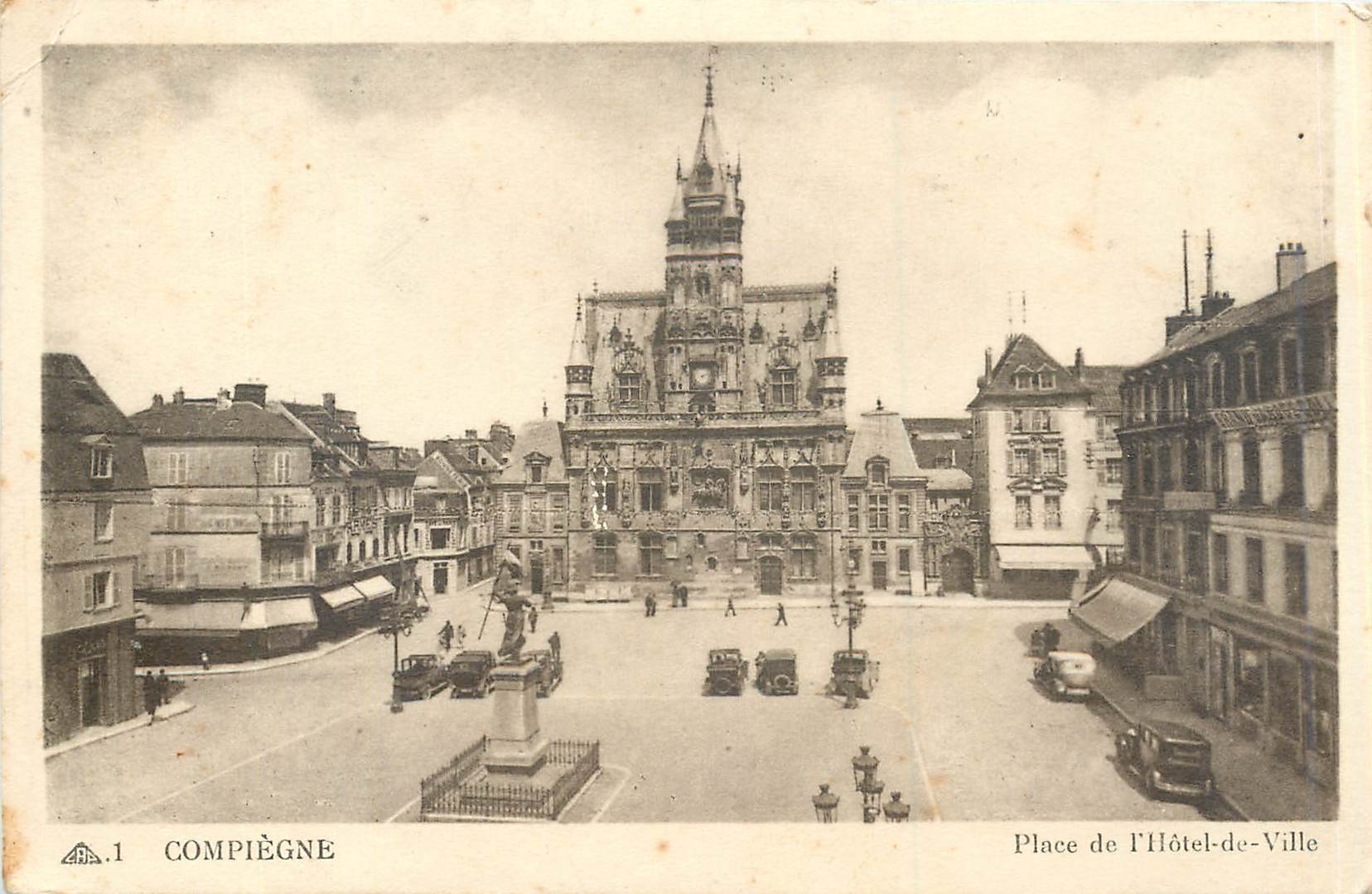 CPA Compiegne place de l'Hotel de Ville 