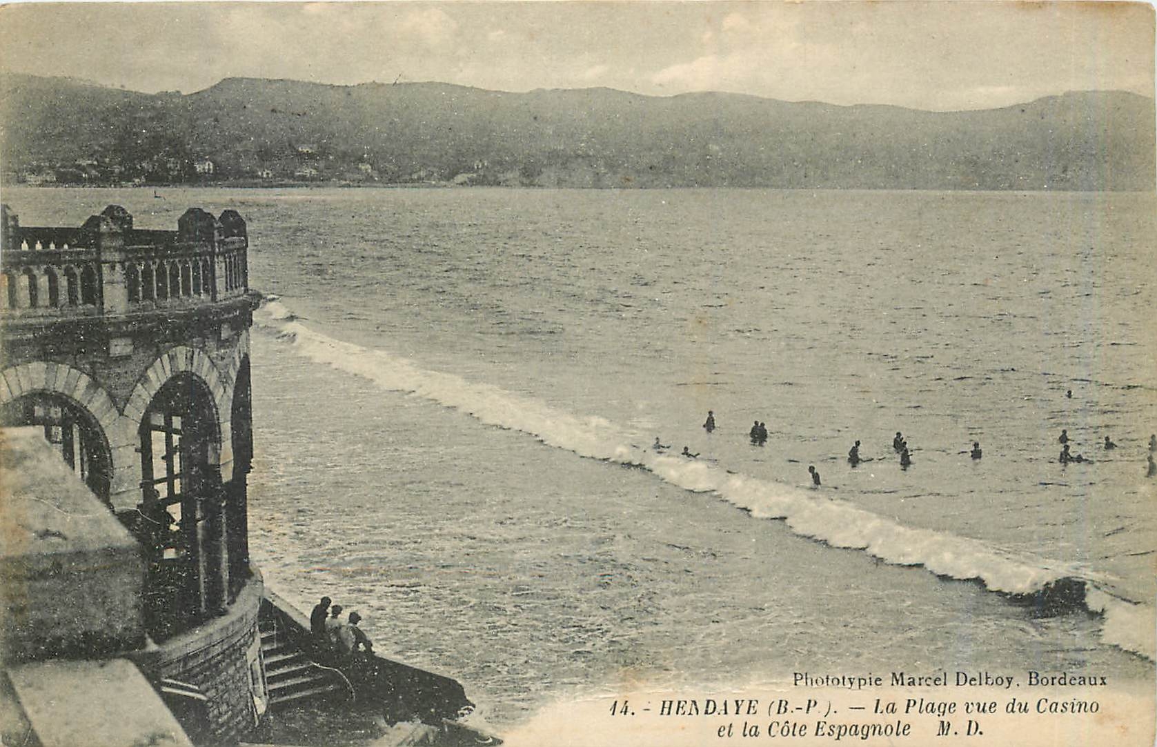 Hendaye (B.-P.) — La Plage vue du Casino et la Côte Espagnole — Phototypie Marcel Delboy, Bordeaux