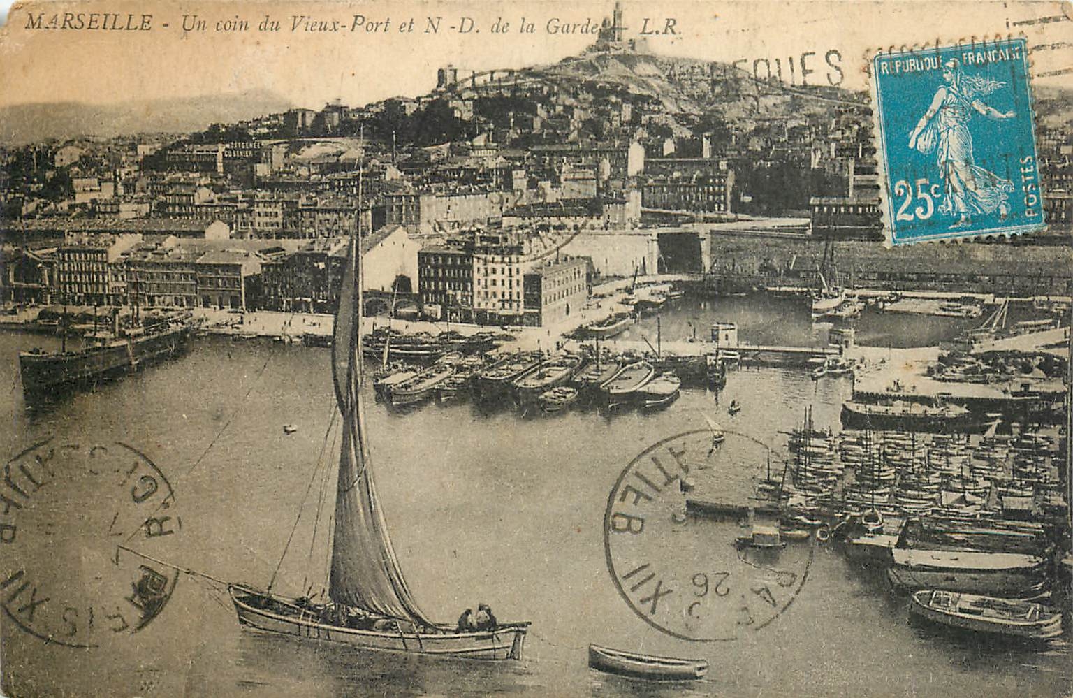 CPA Marseille un coin du vieux port et N d de la Garde Bateaux