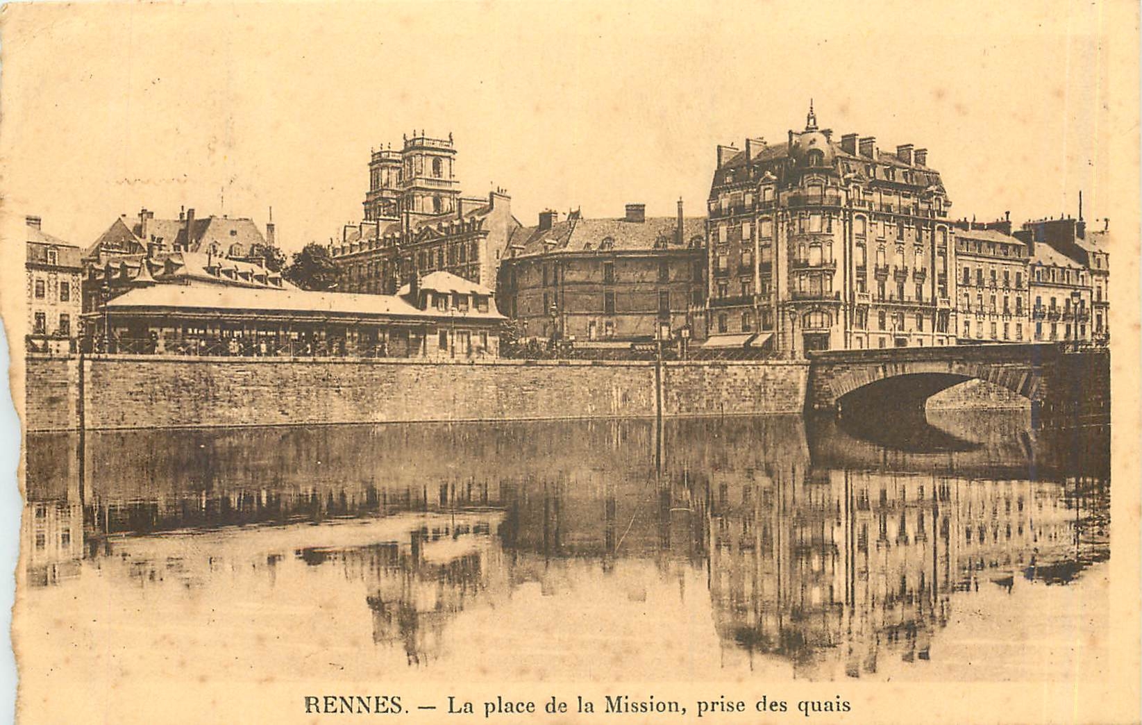 CPA Rennes la place de la Mission prise des quais 