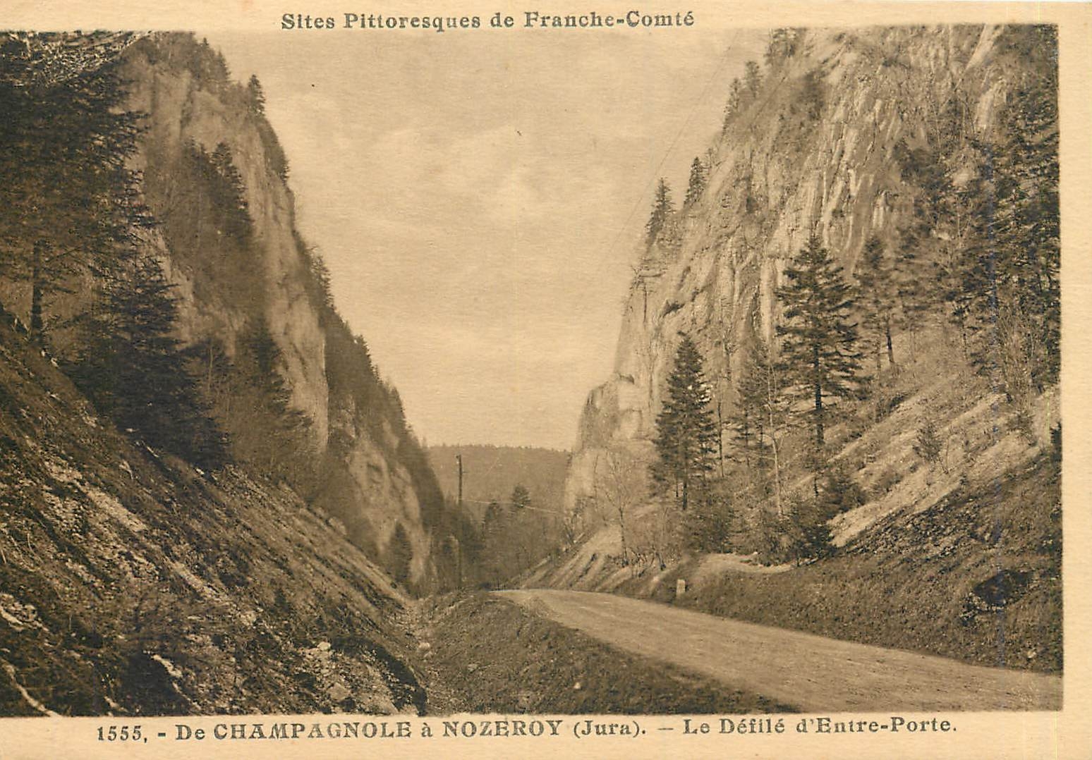 CPA De Champagne a Nozeroy Jura le defile d'entre porte 