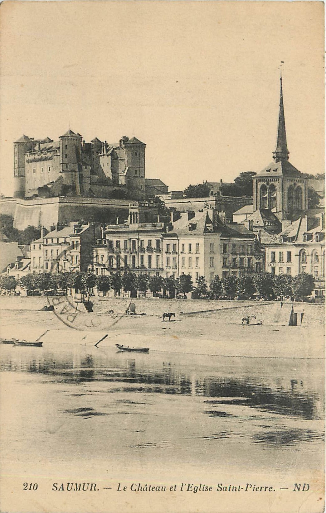 CPA Saumur le chateau et l'eglise Saint Pierre 