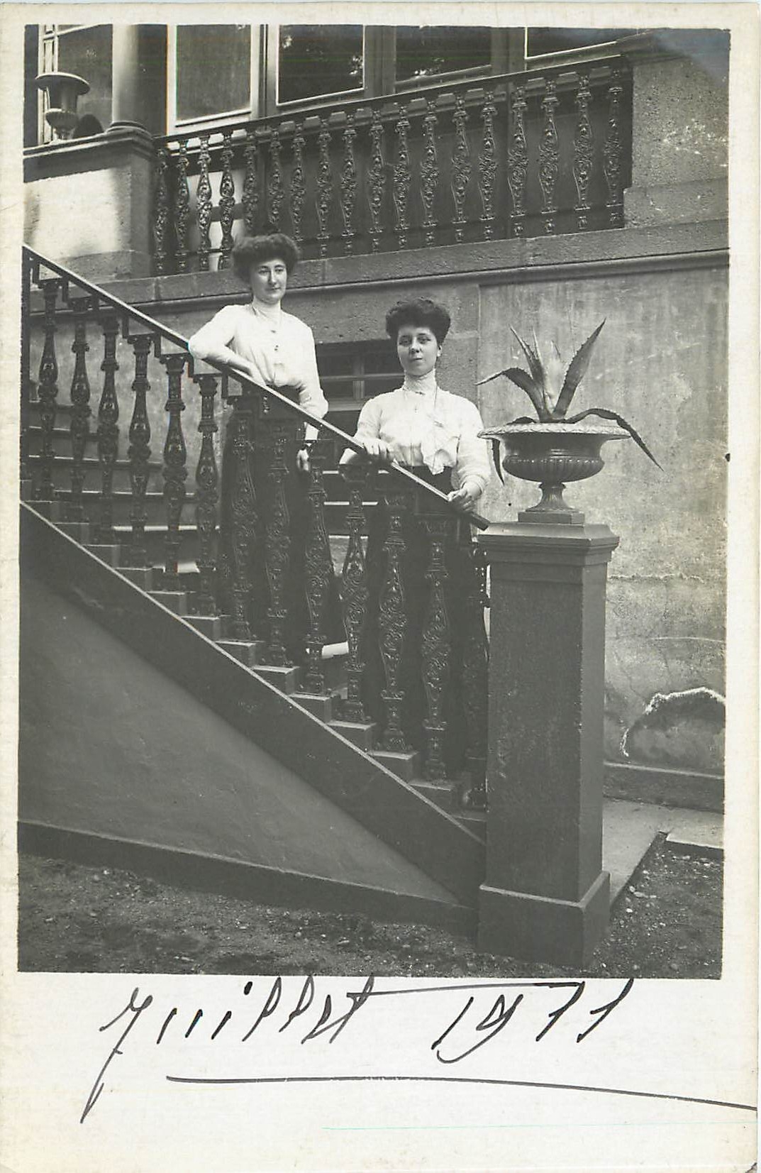 Deux jeunes femmes — escalier orné — A. Seharlovsky, phot.