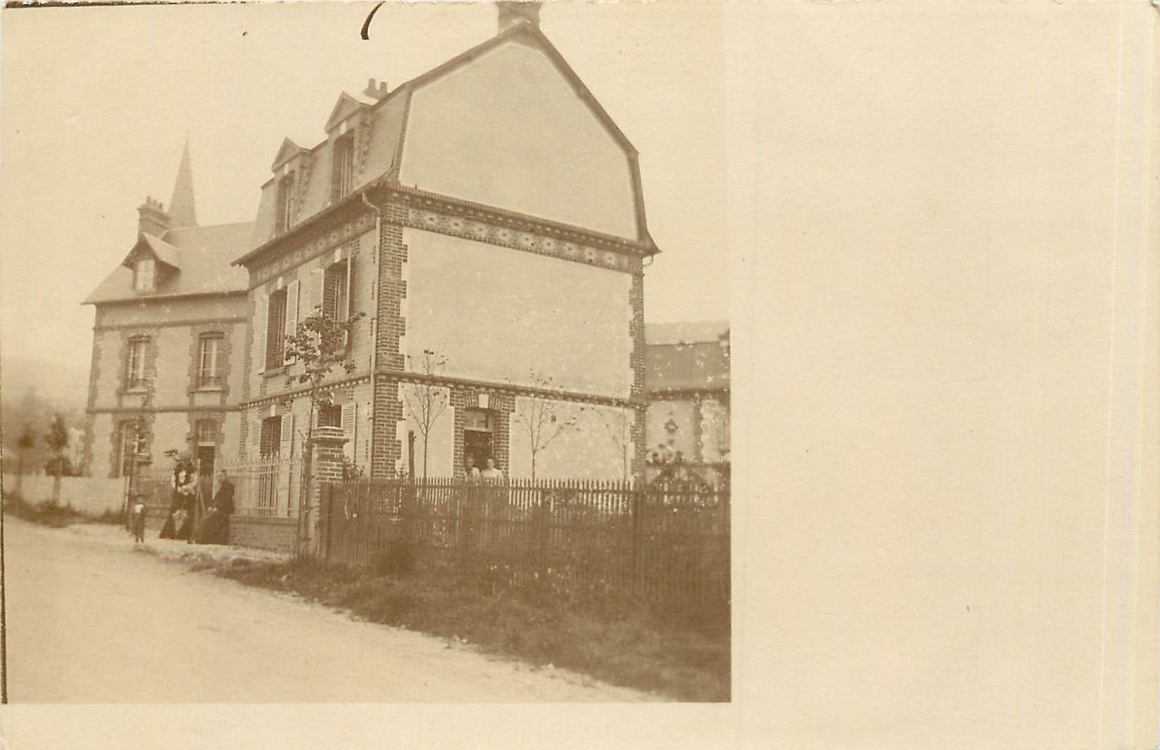 Maison avec toit en ardoise et clôture — éditeur CPAPHIL, n° de série non visible