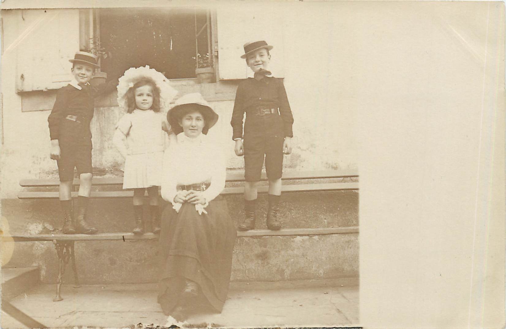 Famille ou groupe d'enfants — devant une maison — CPAPHIL