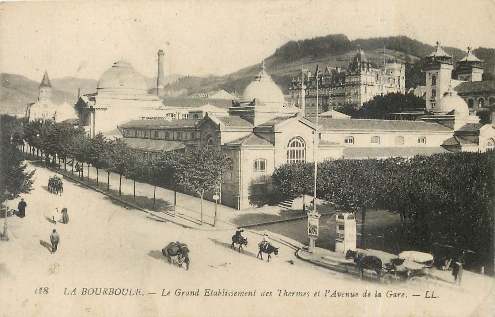 CPA La Bourboule le grand Etablissement des Thermes et l'Avenue de la Gare 