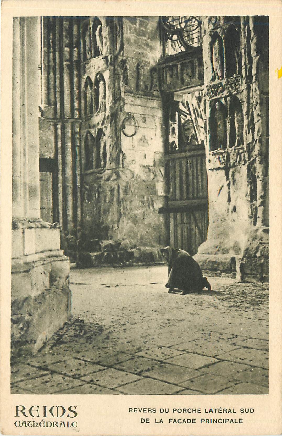 CPA Reims Cathedrale revers du porche lateral sud de la facade principale 