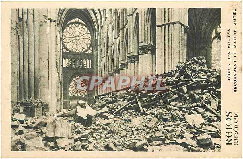 CPA Reims Cathedrale debris des voutes recouvrant le maitre autel 