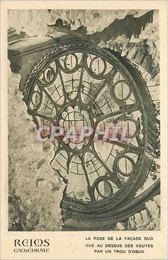 Reims - Cathédrale — La rose de la façade sud vue au-dessus des voûtes par un trou d'obus