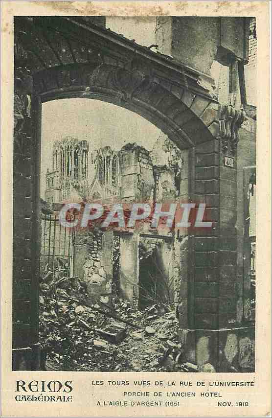 CPA Reims cathedrale les Tours vues de la Rue de l'universite Porche de l'Ancien Hotel a l'Aigle d'A