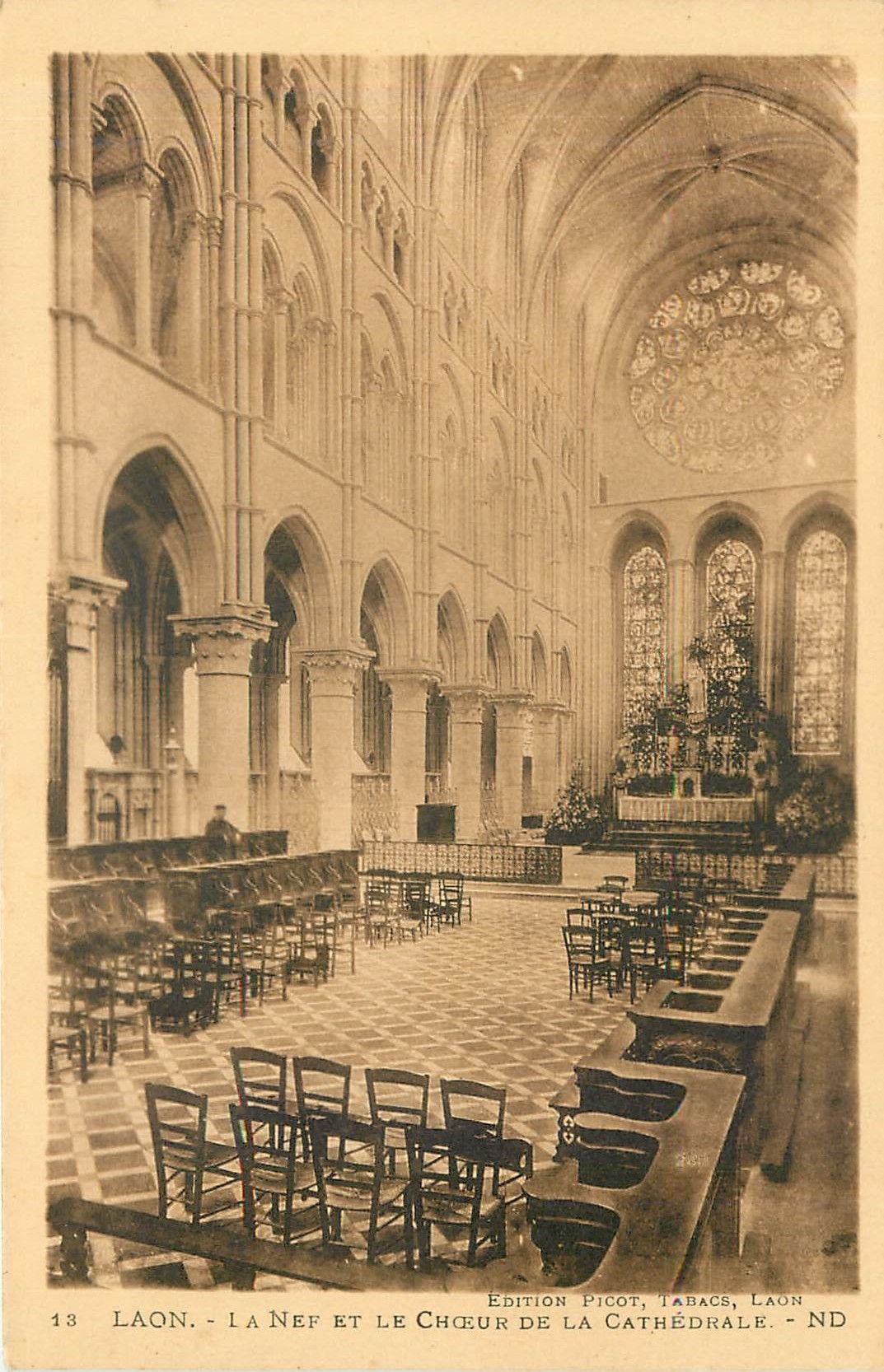 CPA Laon la Nef et le Choeur de la Cathedrale 