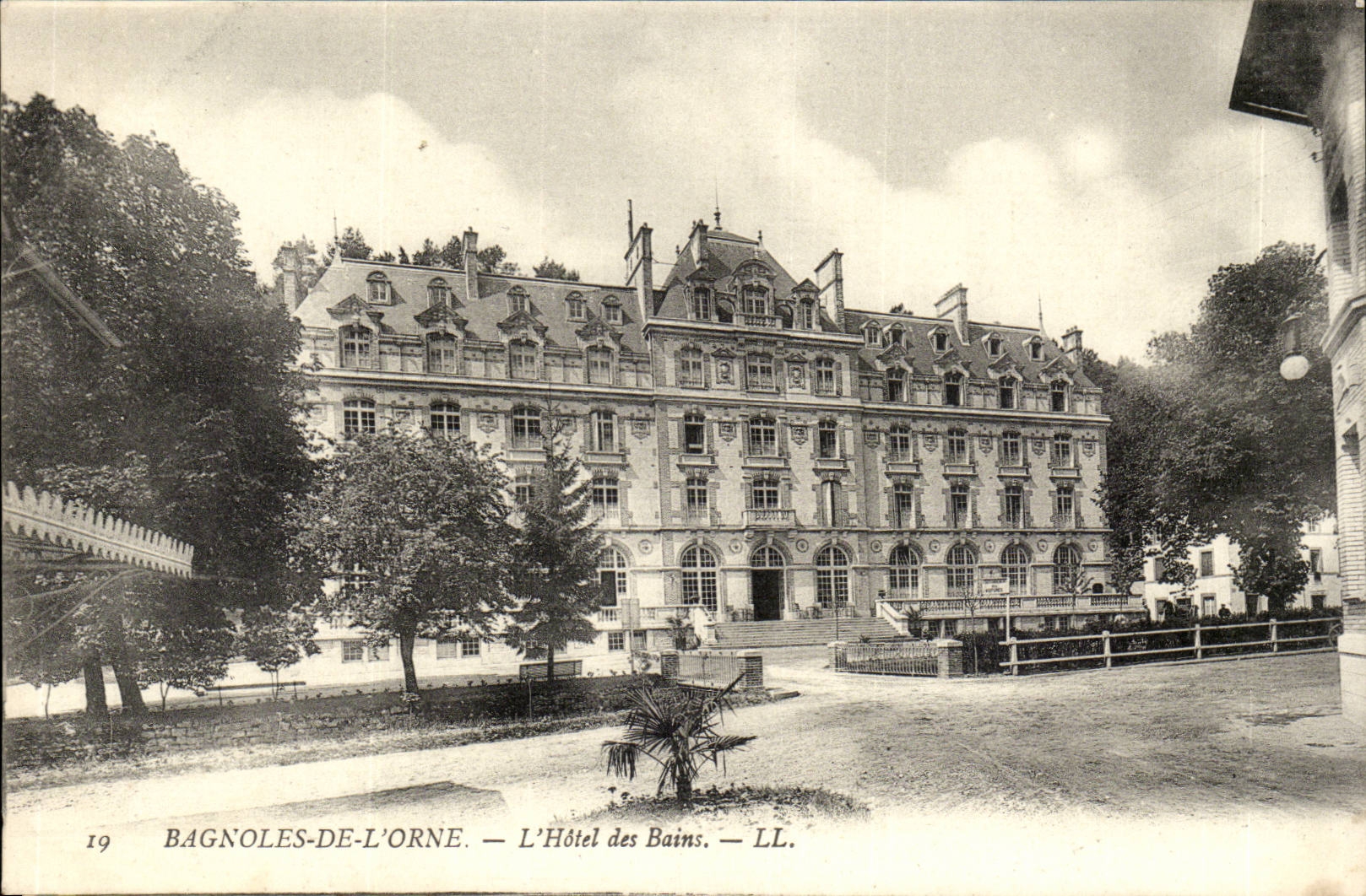 Bagnoles de l'orne CPA l'hotel des bains