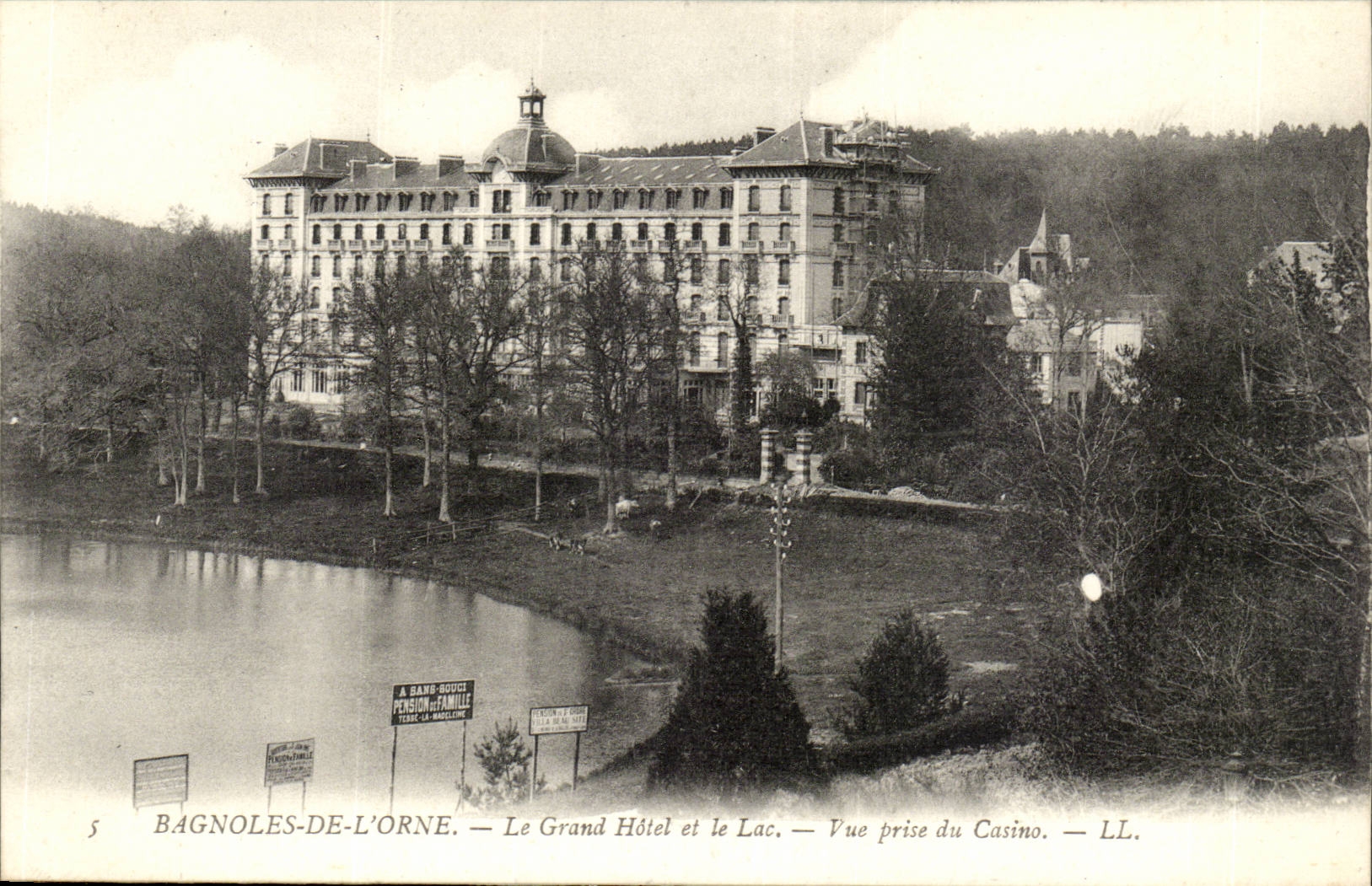 Bagnoles de l'orne CPA Le grand hotel et le lac Vue prise du casino