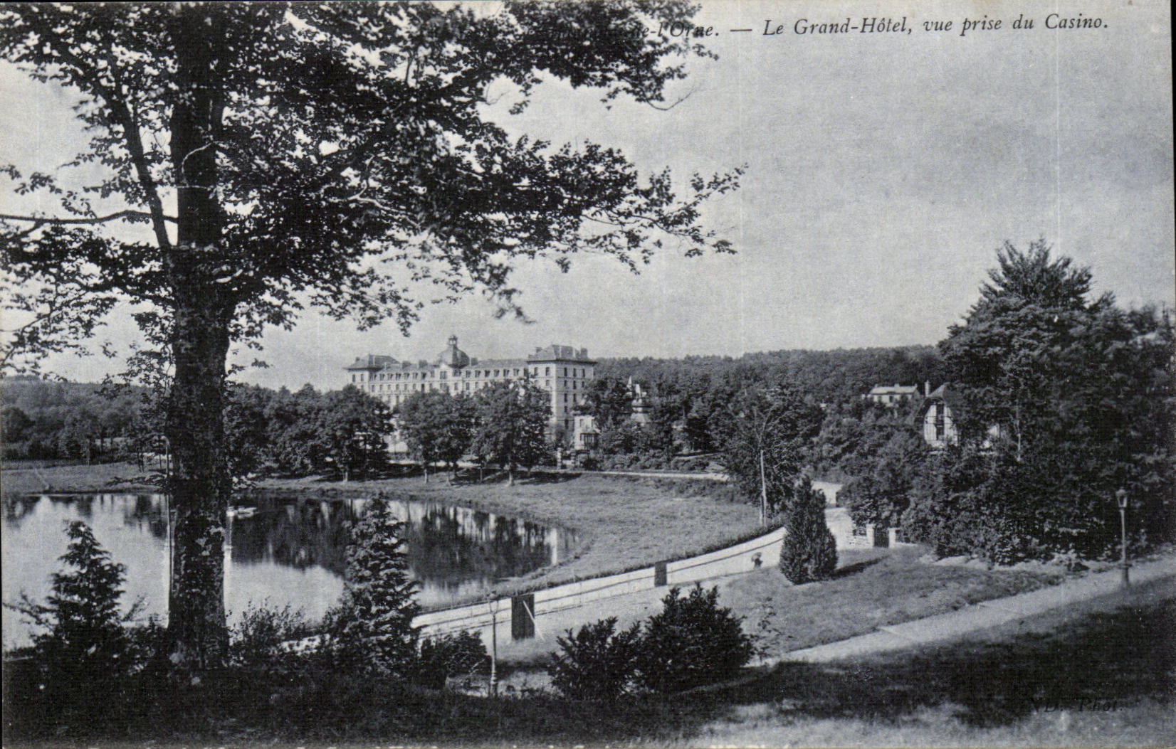 Bagnoles de l'orne CPA Grand hotel Vue prise du casino