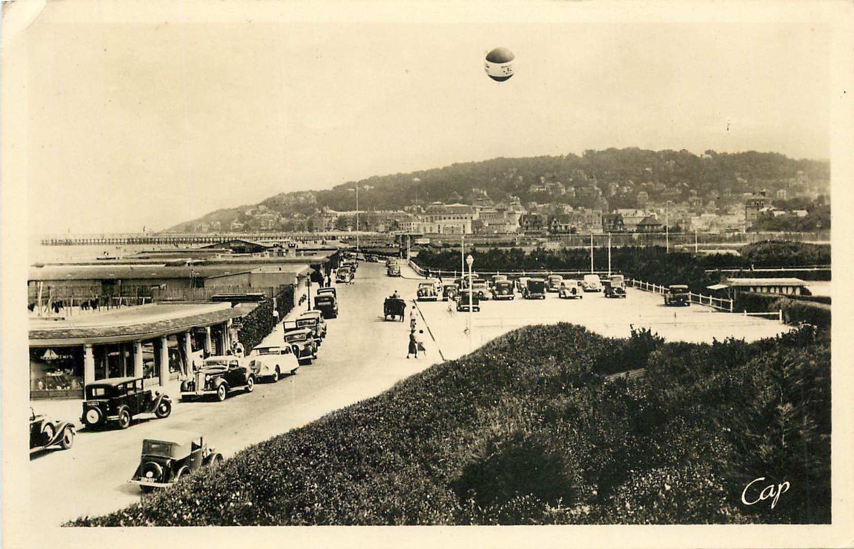 Deauville - Vue générale vers le Port — C.A.P. Cap