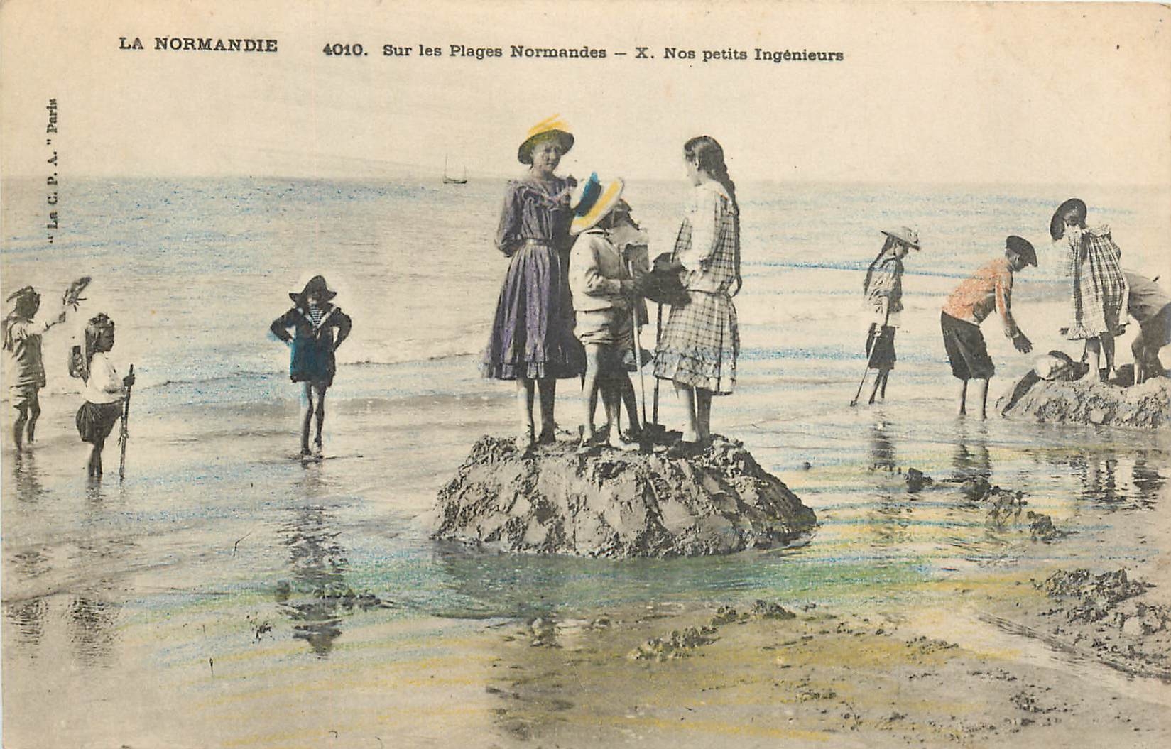 CPA La Normandie Sur les Plages Normandes Nos petits Ingenieurs Enfants