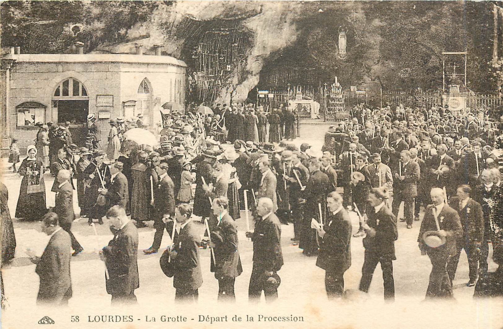 CPA Lourdes La Grotte Depart de la Procession 