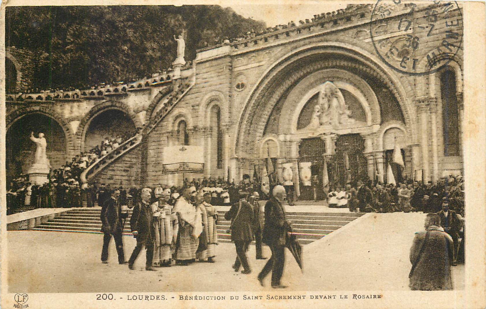 CPA Lourdes Benediction du Saint Sacrement devant Le Rosaire 