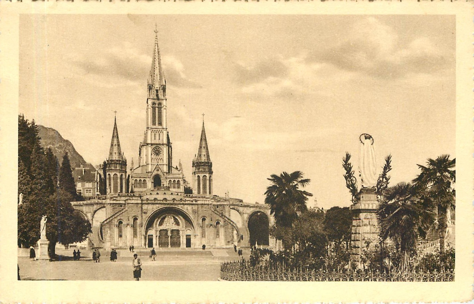 CPA Lourdes La Basilique et la Vierge Couronnee 