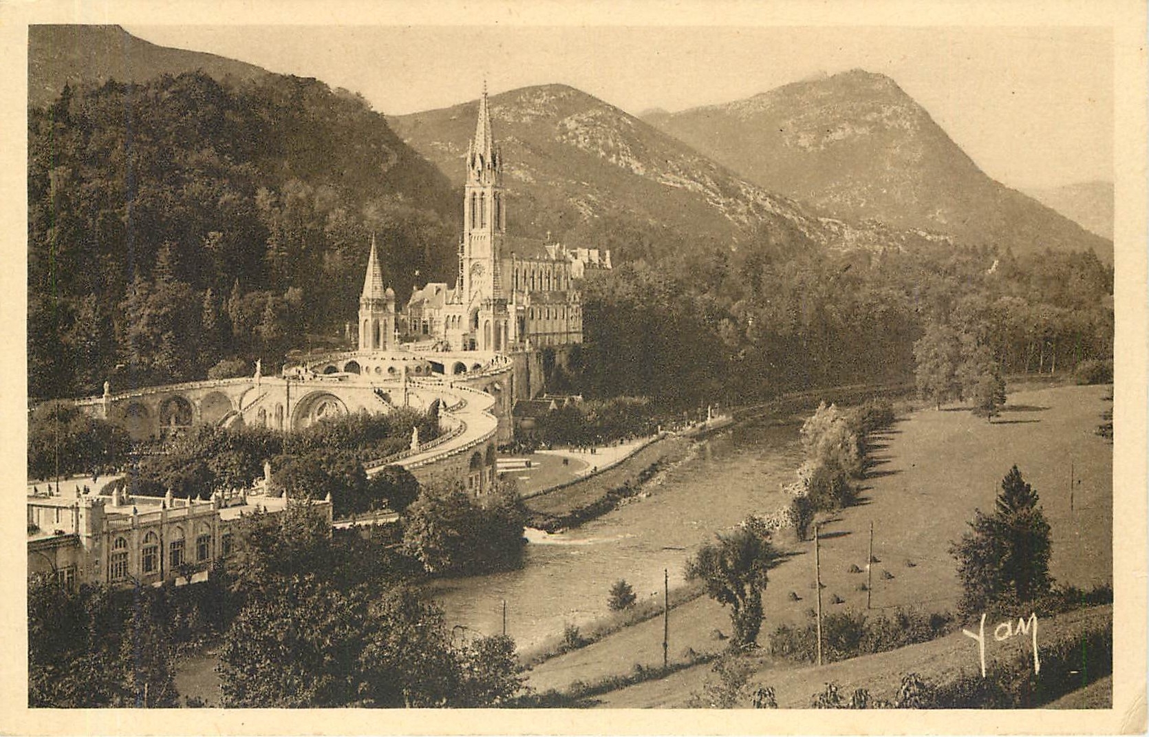 CPA Lourdes La Basilique et le Gave 