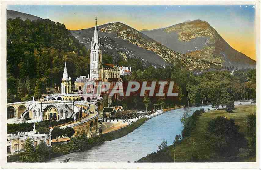 CPA Lourdes La Basilique et le Gave 
