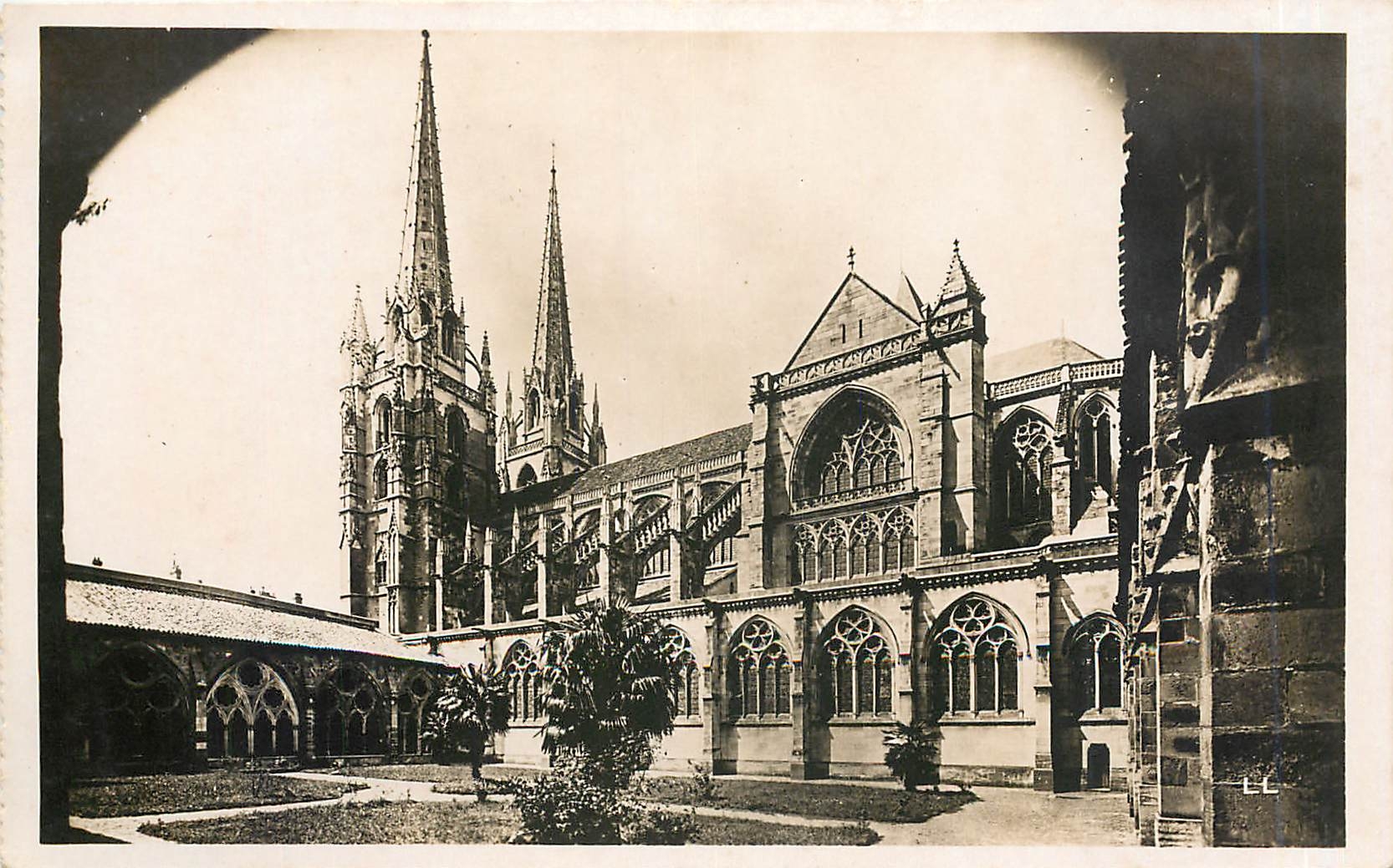 CPA Bayonne La Cathedrale St Marie les Fleches Le Cloitre 