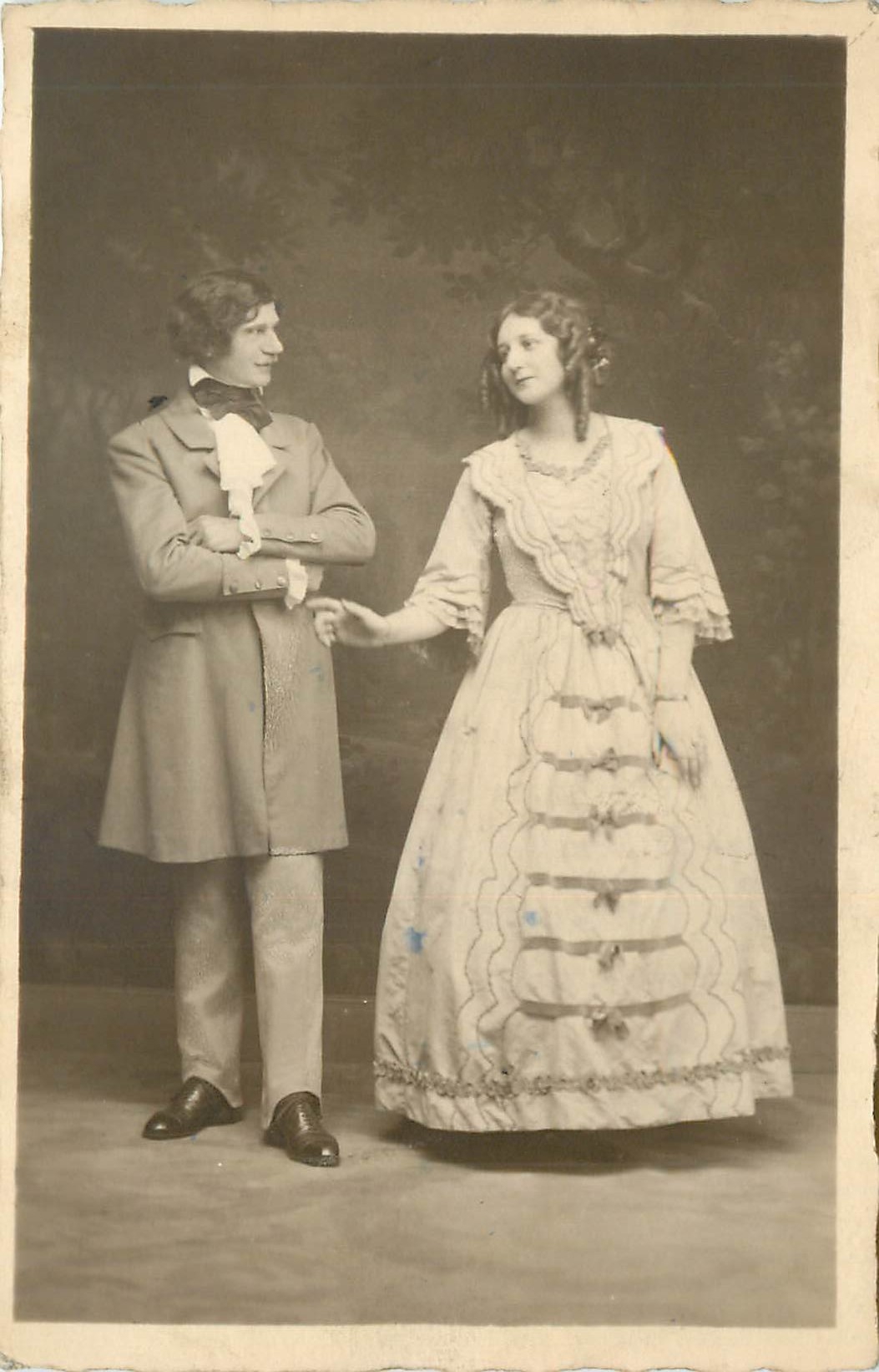 Couple en tenue de bal — époque 1880-1900 — Photographie SARTONY, 45 rue Lafitte, Paris-Opéra