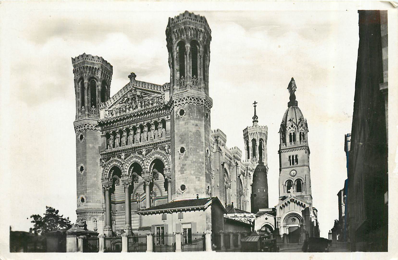 CPA Lyon Basilique de Notre Dame de Fourviere Et ancienne Chapelle 