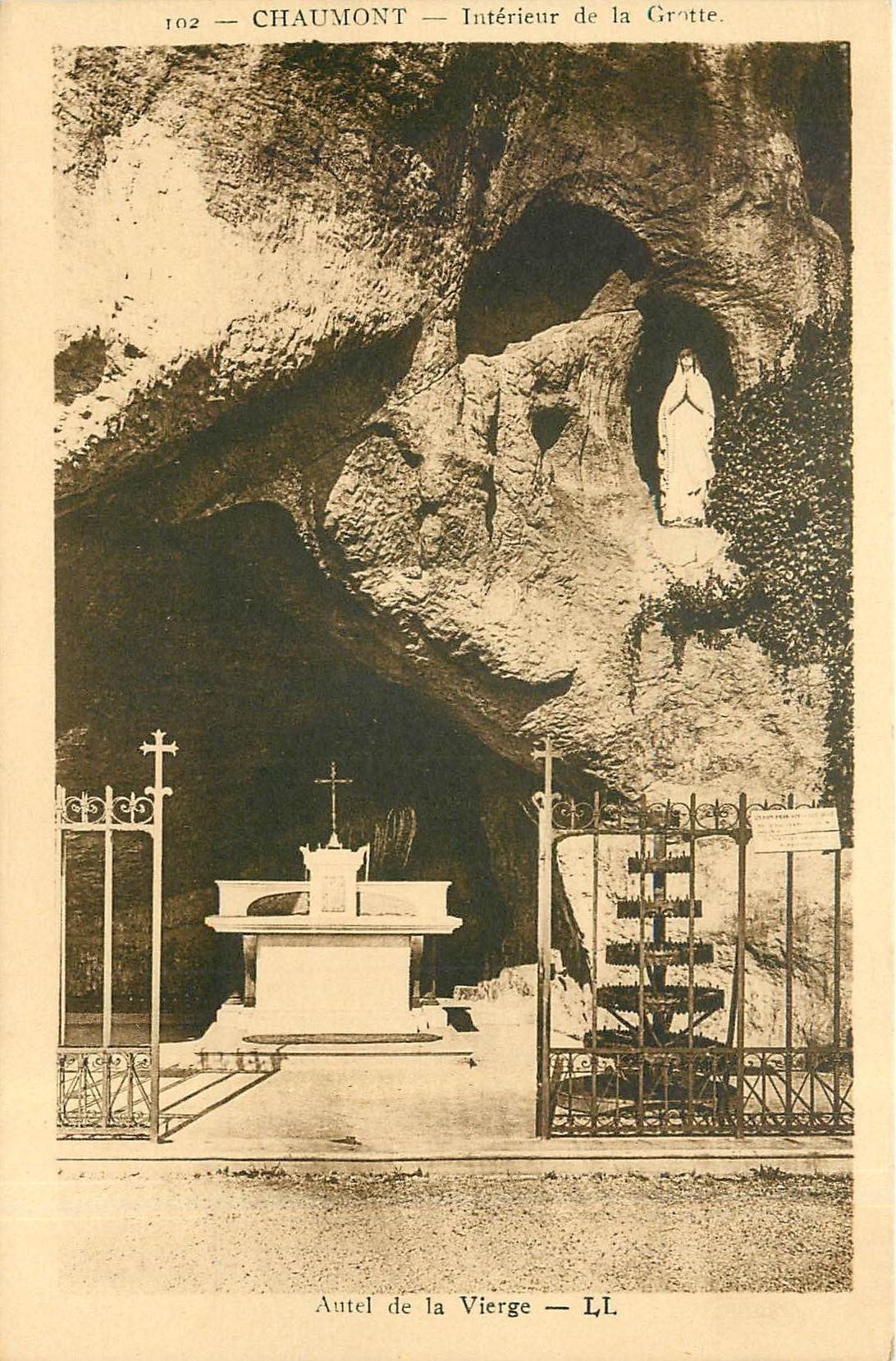 CPA Chaumont Interieur de la Grotte Autel de la Vierge 
