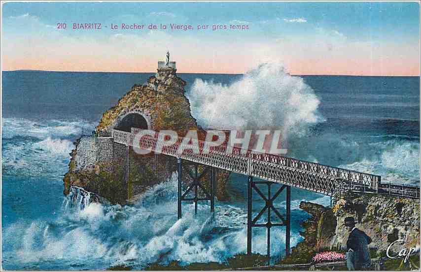 CPA Biarritz Le Rocher de la Vierge par gros temps 