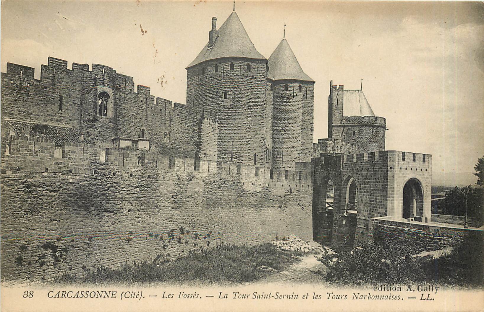CPA Carcassonne Cite Les FOsses La Tour Saint Sernin et les Tours Narbonnaises 