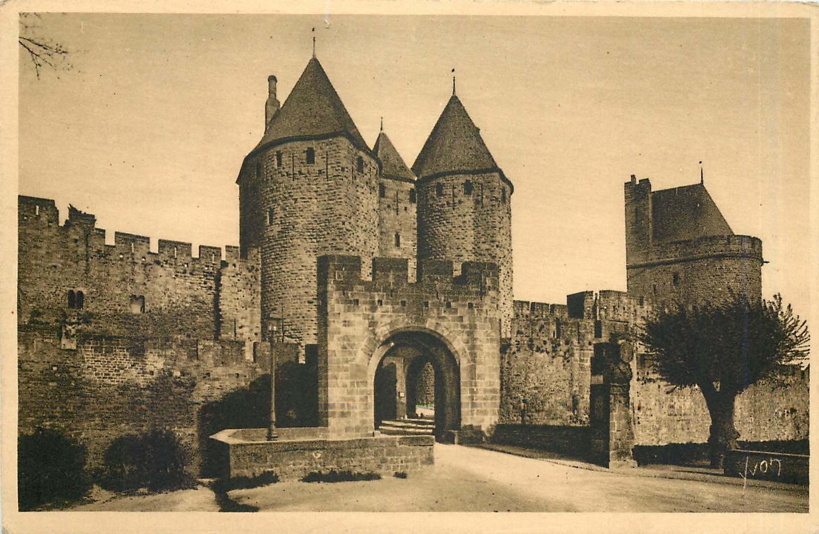 Carcassonne — Entrée de la Cité - Porte Narbonnaise — Les Éditions d'Art Français