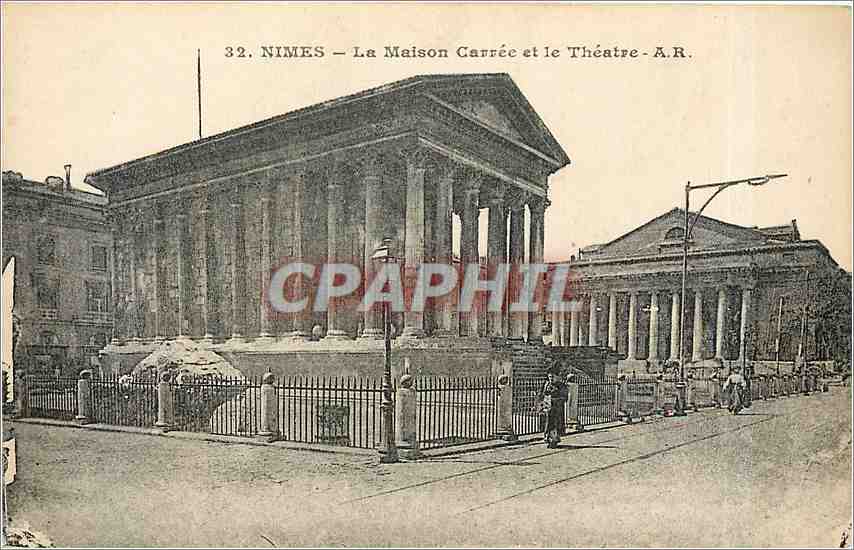 CPA Nimes La Maison Carree et le Theatre 