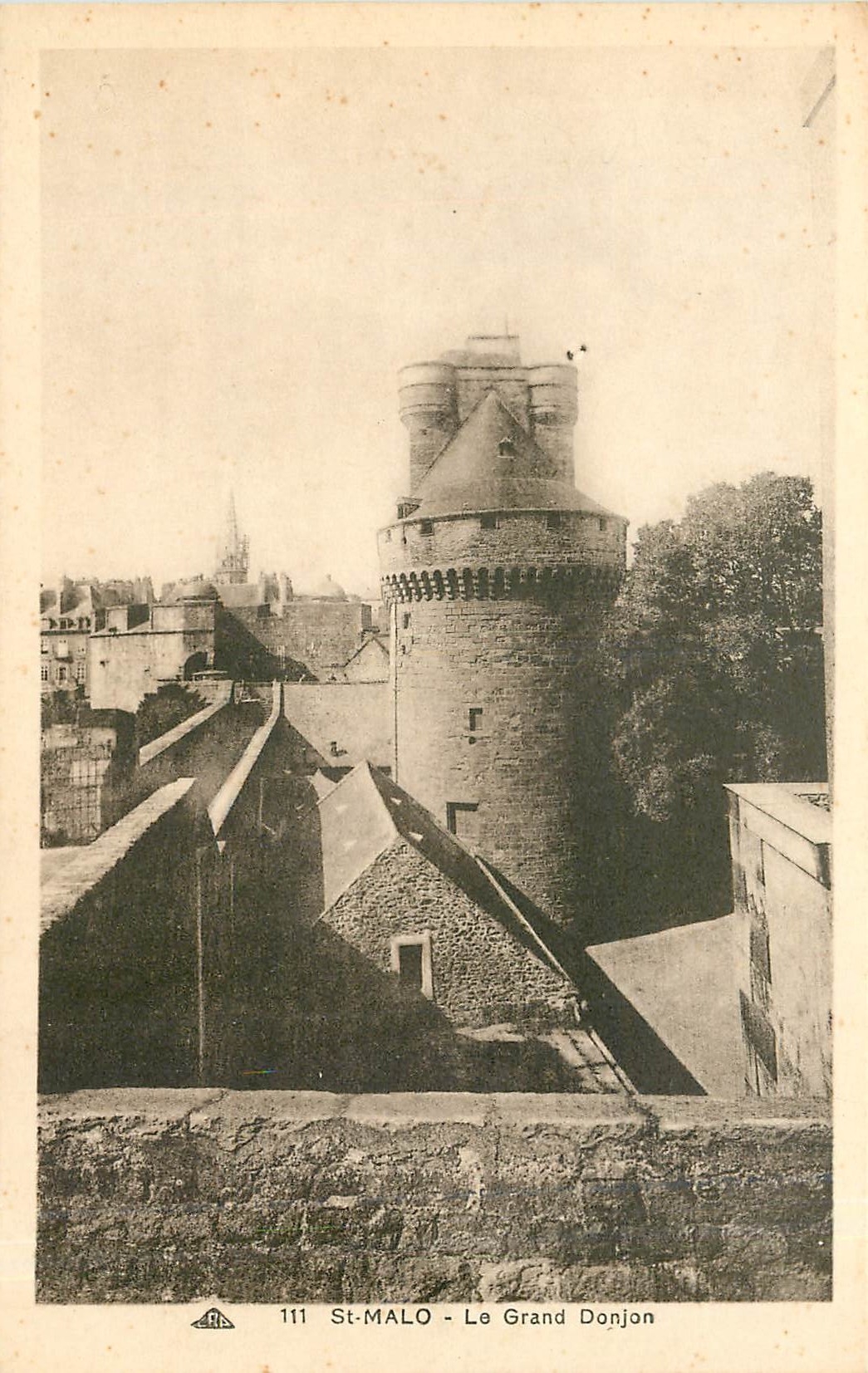 St-Malo - Le Grand Donjon — vue du donjon médiéval avec toits environnants — éditeur CPAHIL, n° 111