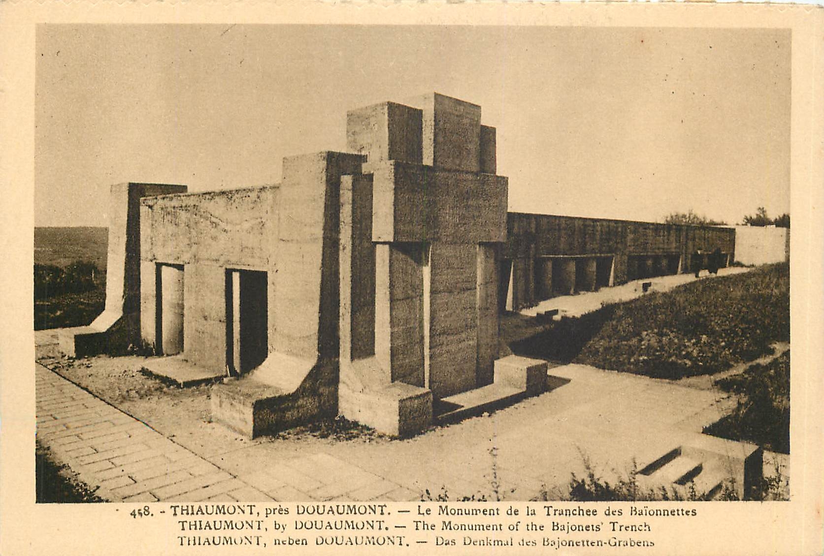 CPA Thiaumont pres Douaumont Le Monument de la Tranchee des Baionnettes 