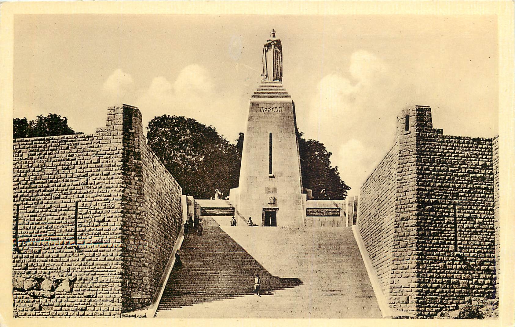 CPA Verdun Monument a la Victoire 
