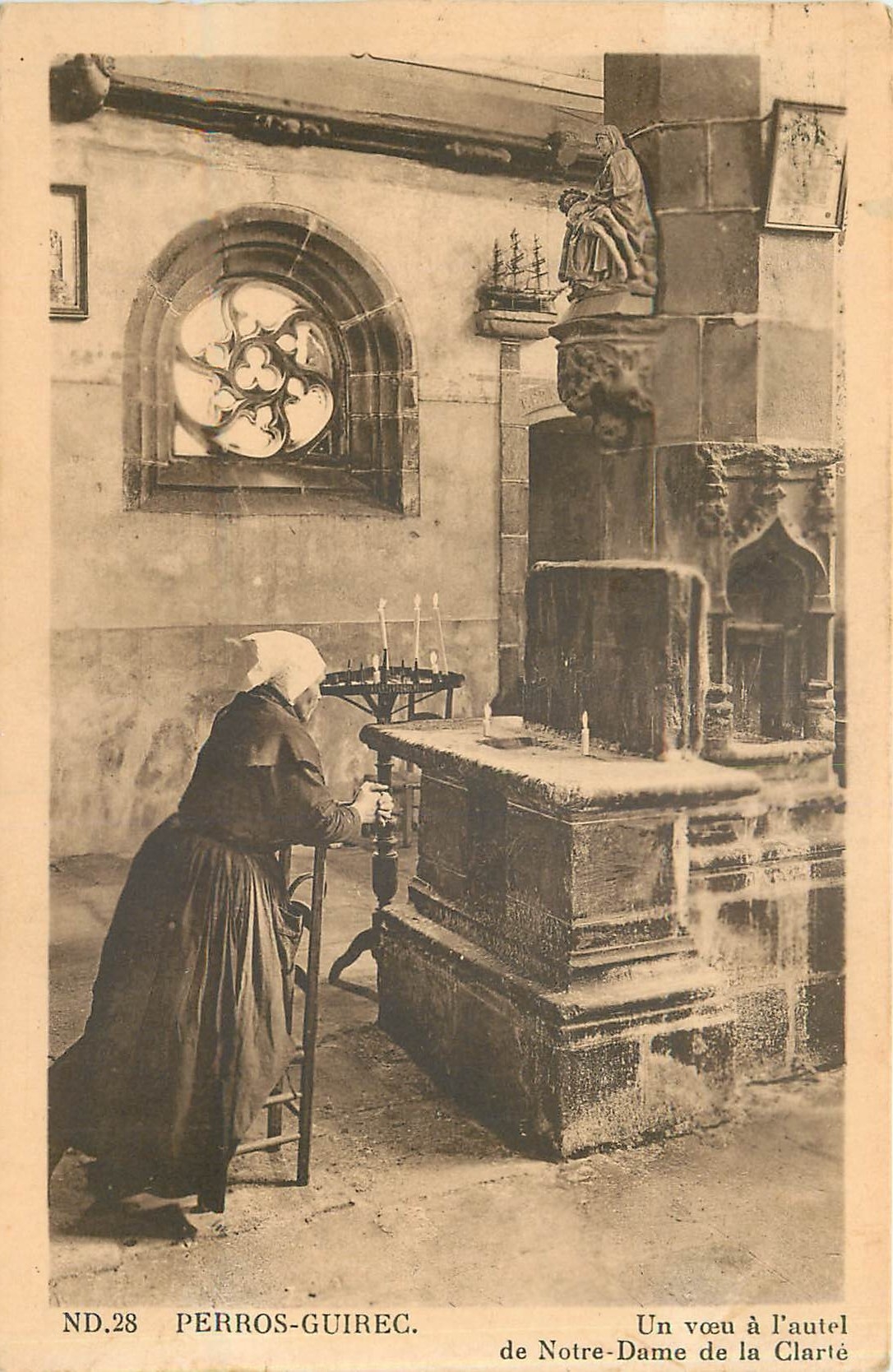 CPA Perros Guirec Un voeu a l'Autel de Notre Dame de la Clarte Folklore