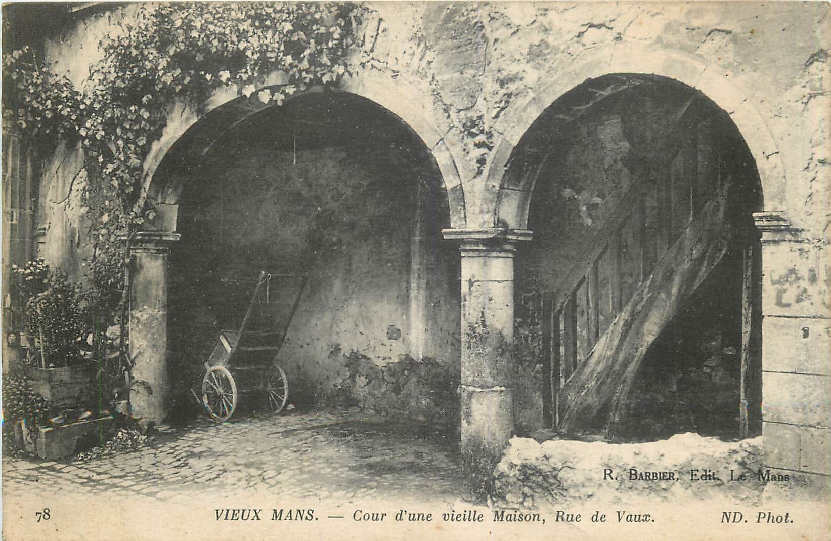 CPA Vieux Mans Cour d'Une Vieille Maison Rue de Vaux 