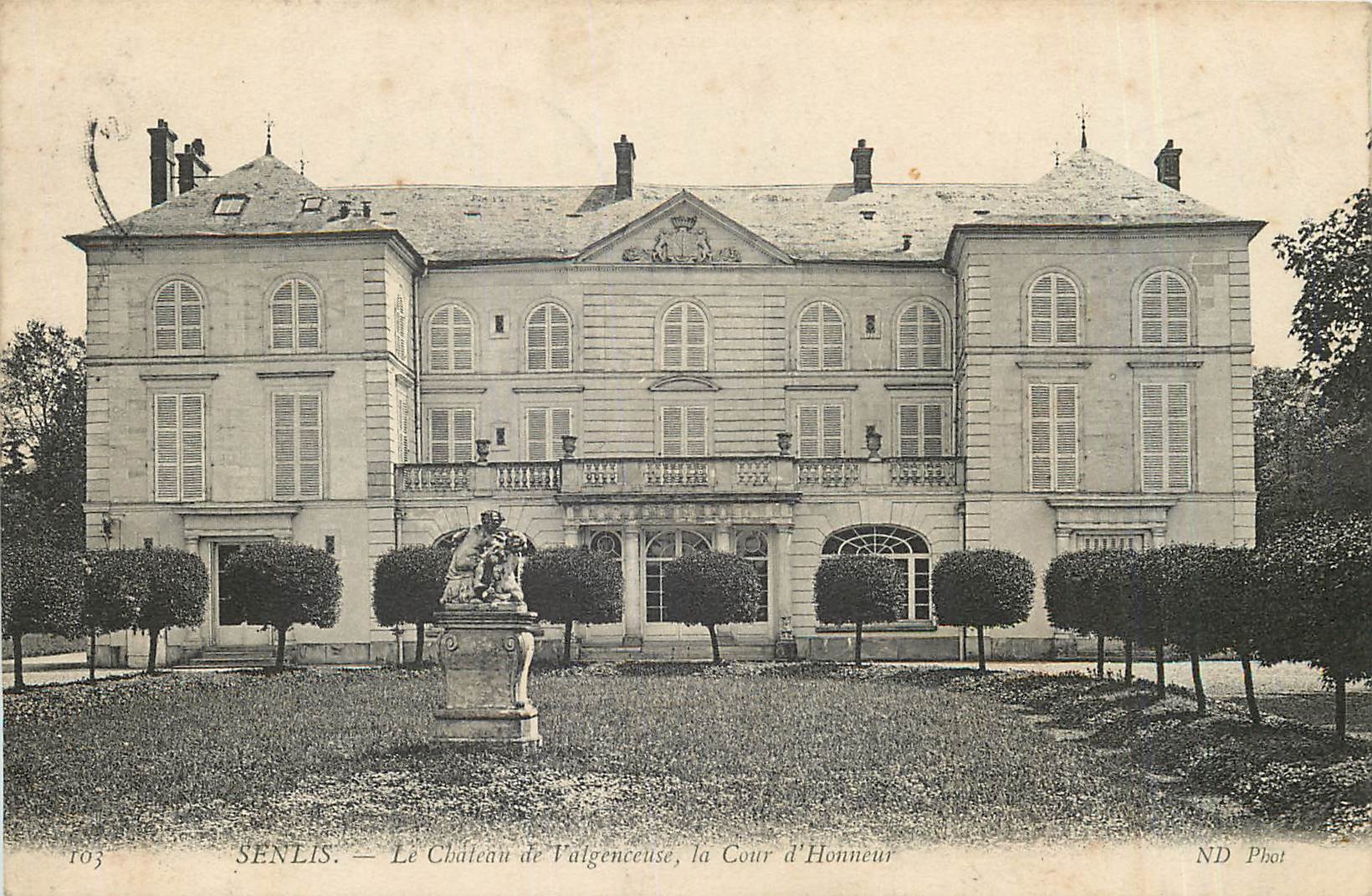 Senlis — Le Château de Valgenceuse, la Cour d'Honneur — ND Phot