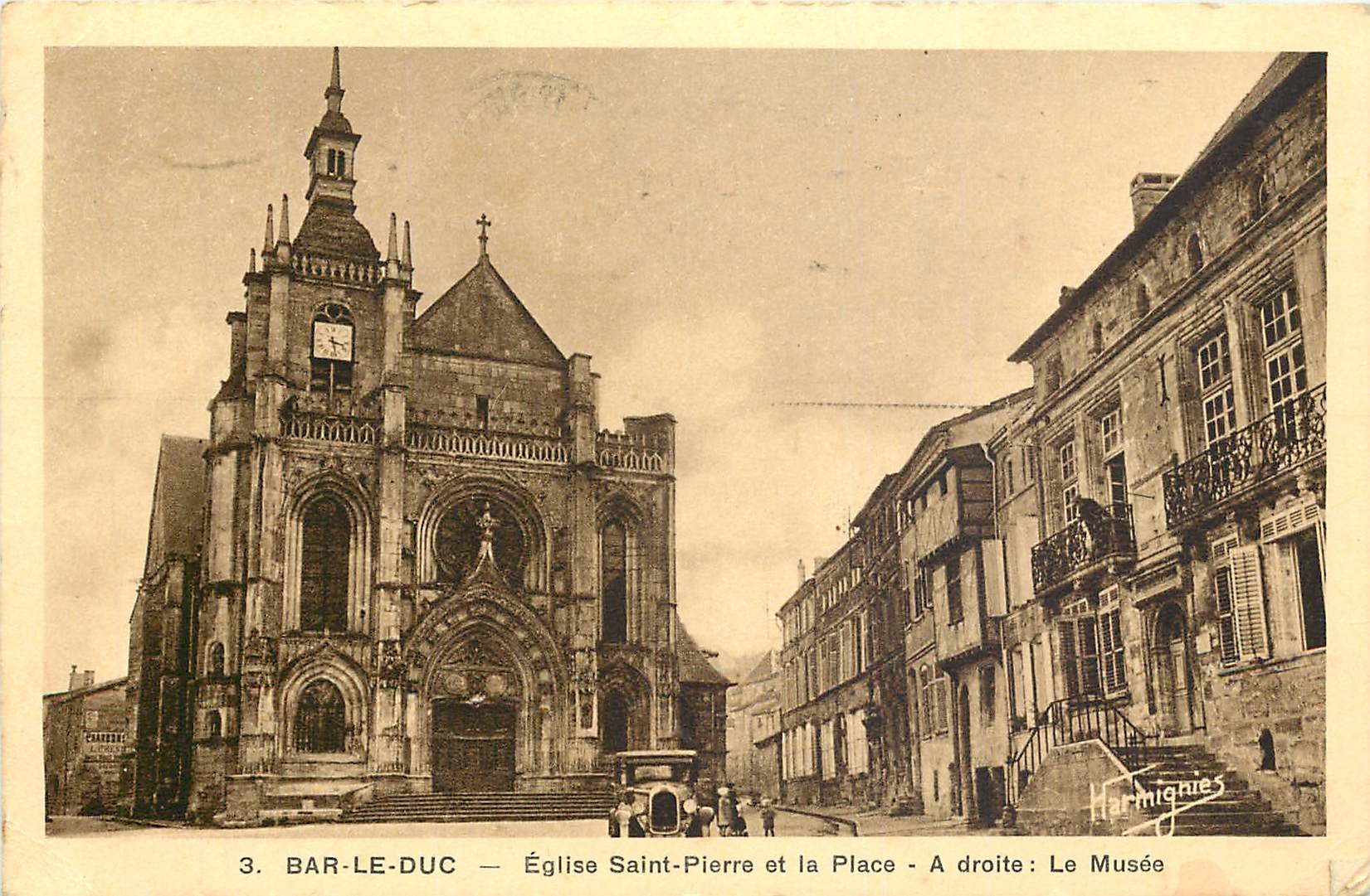 CPA Bar le Duc Eglise Saint Pierre et la Place A droite le Musee 