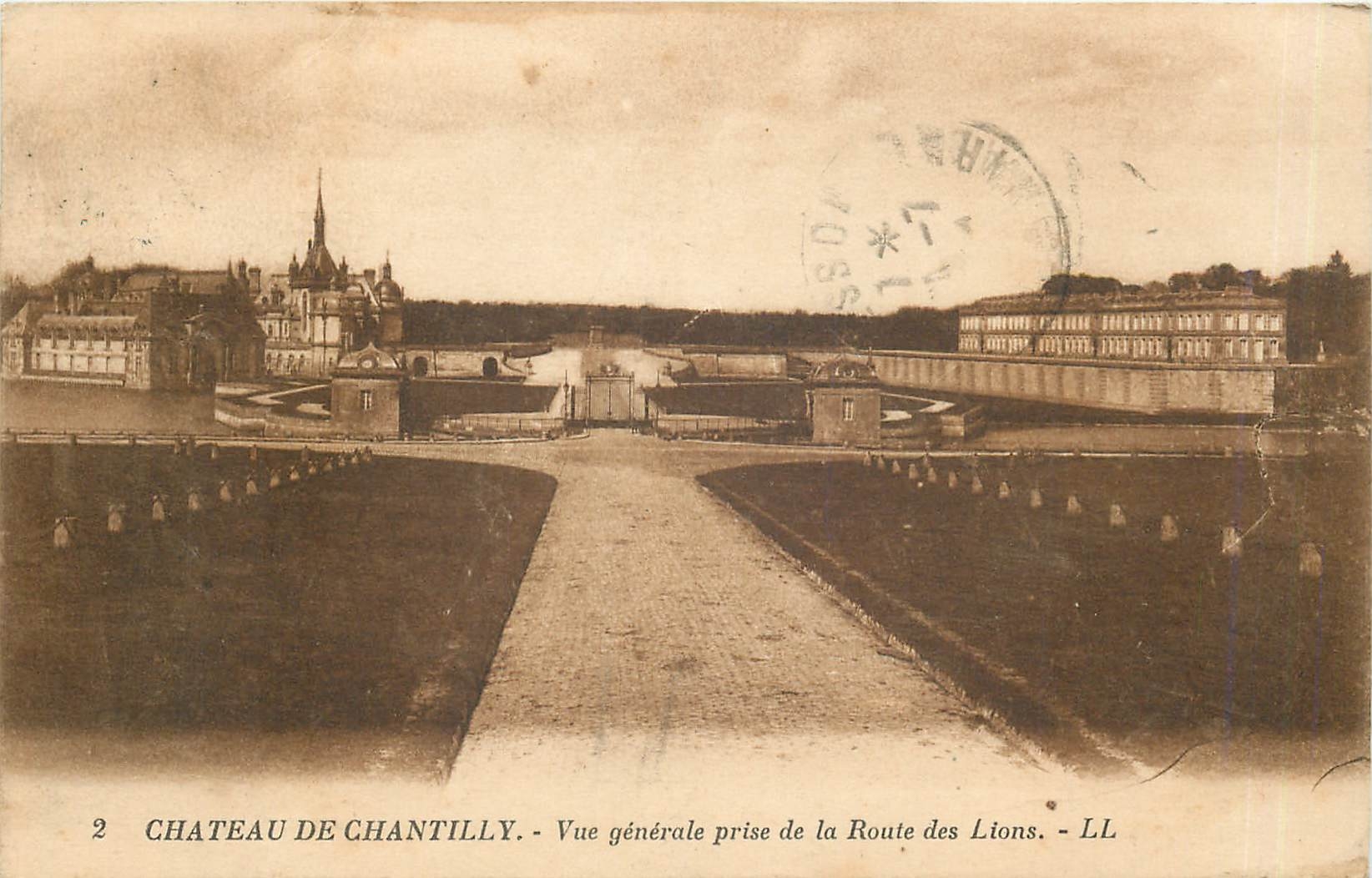 CPA Chateau de Chantilly Vue generale prise de la Route des Lions 