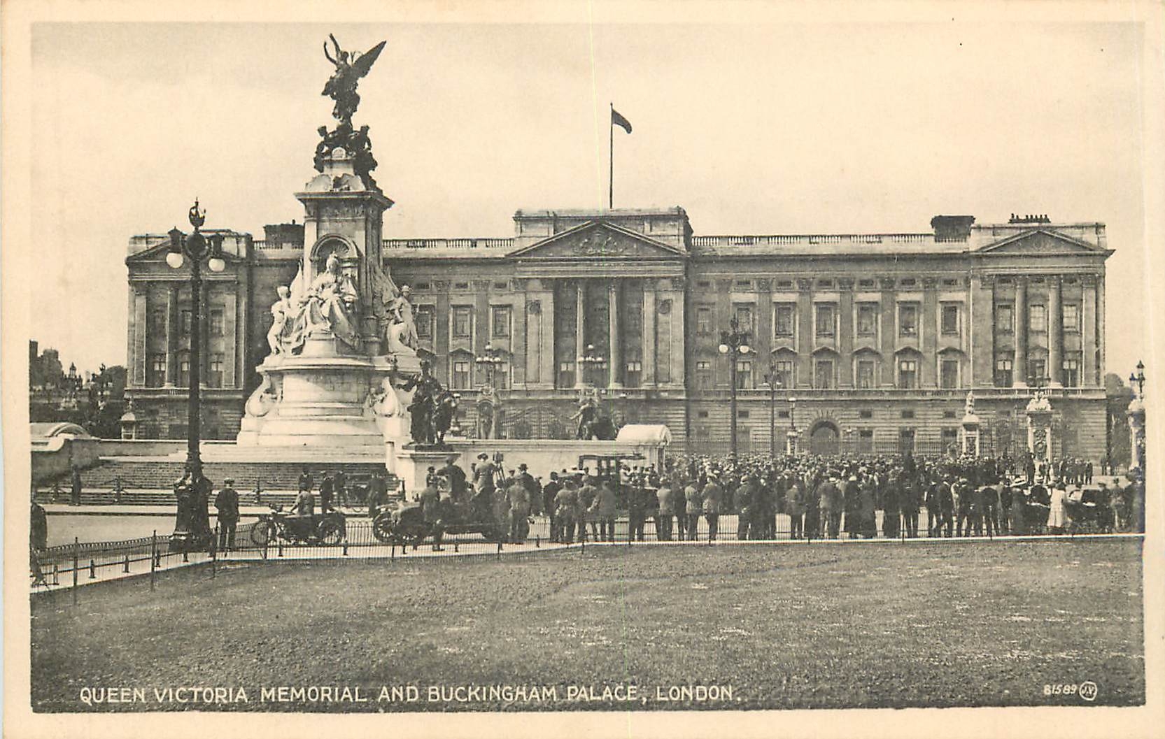 CPA Queen Victoria Memorial and Buckingham Palace London 