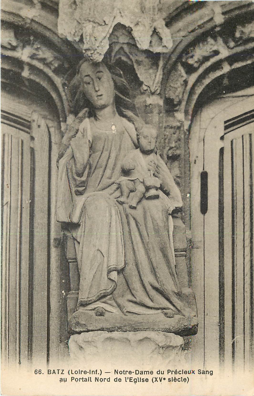CPA Batz Loire Inf Notre Dame du Precieux Sang au Portail Nord de l'Eglise 