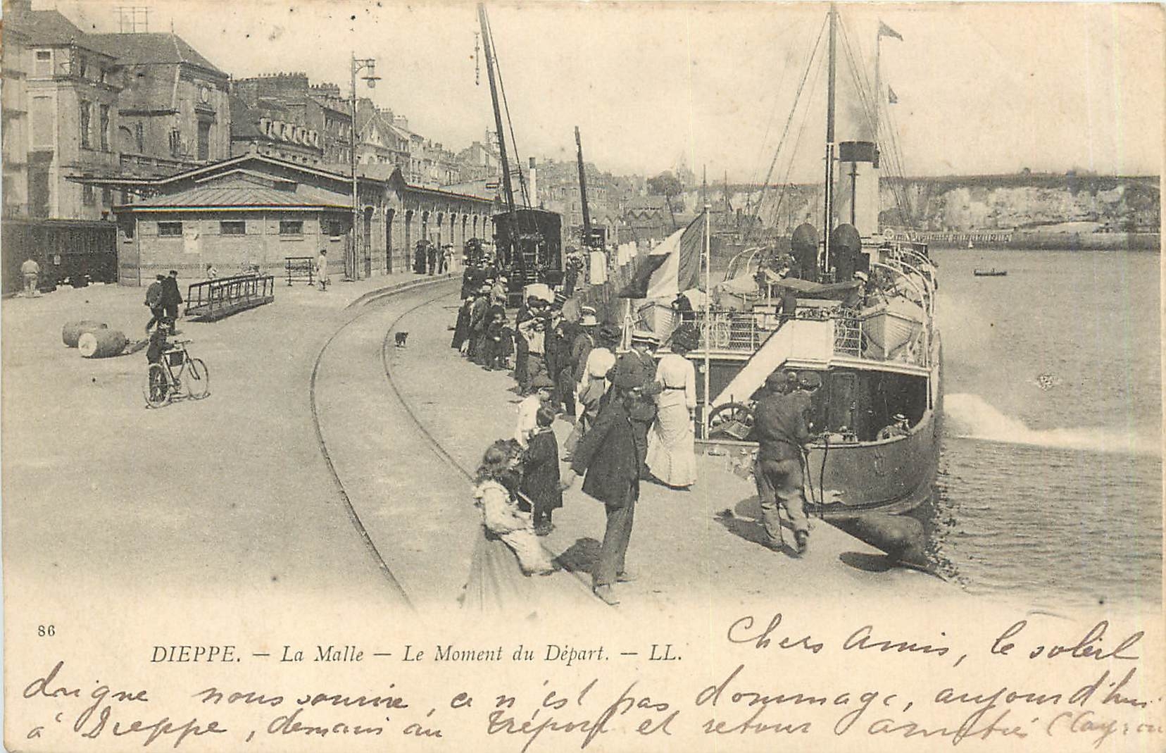 CPA Dieppe La Malle Le Moment du Depart Bateau