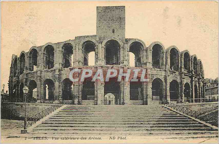 Arles — Vue extérieure des Arènes — ND Phot.