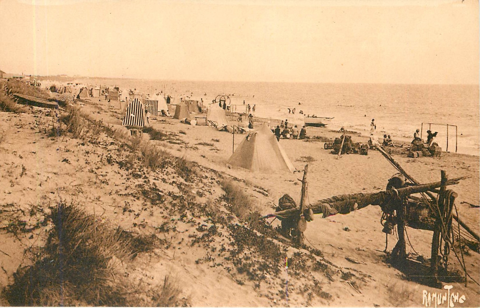 Plage de Saint-Jean-de-Monts — Les Casiers des pêcheurs de homards — Éditeur Ramuntcho