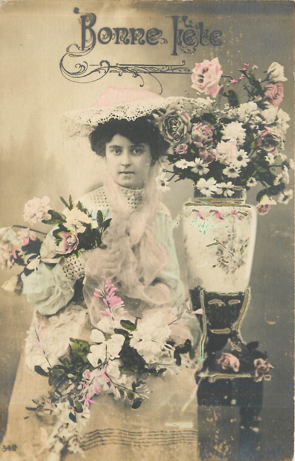 Frau in Kleid und Hut mit Blumen — Frohe Geburtstagskarte — Ansichtskarte von der Roseale-Haus